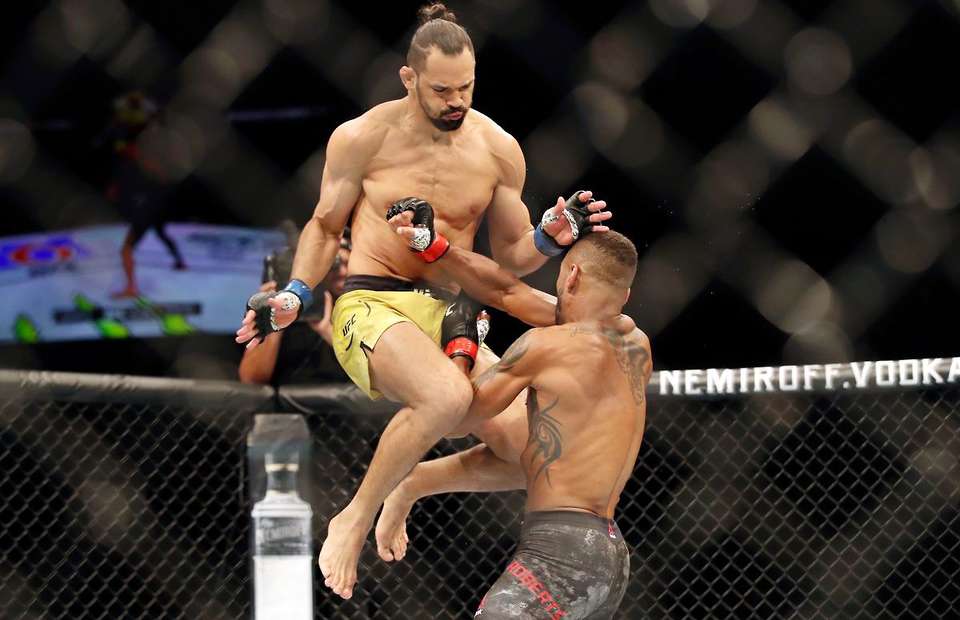 VIDEO: Võ sĩ UFC sử dụng 'lăng ba vi bộ' hạ knock-out đối thủ