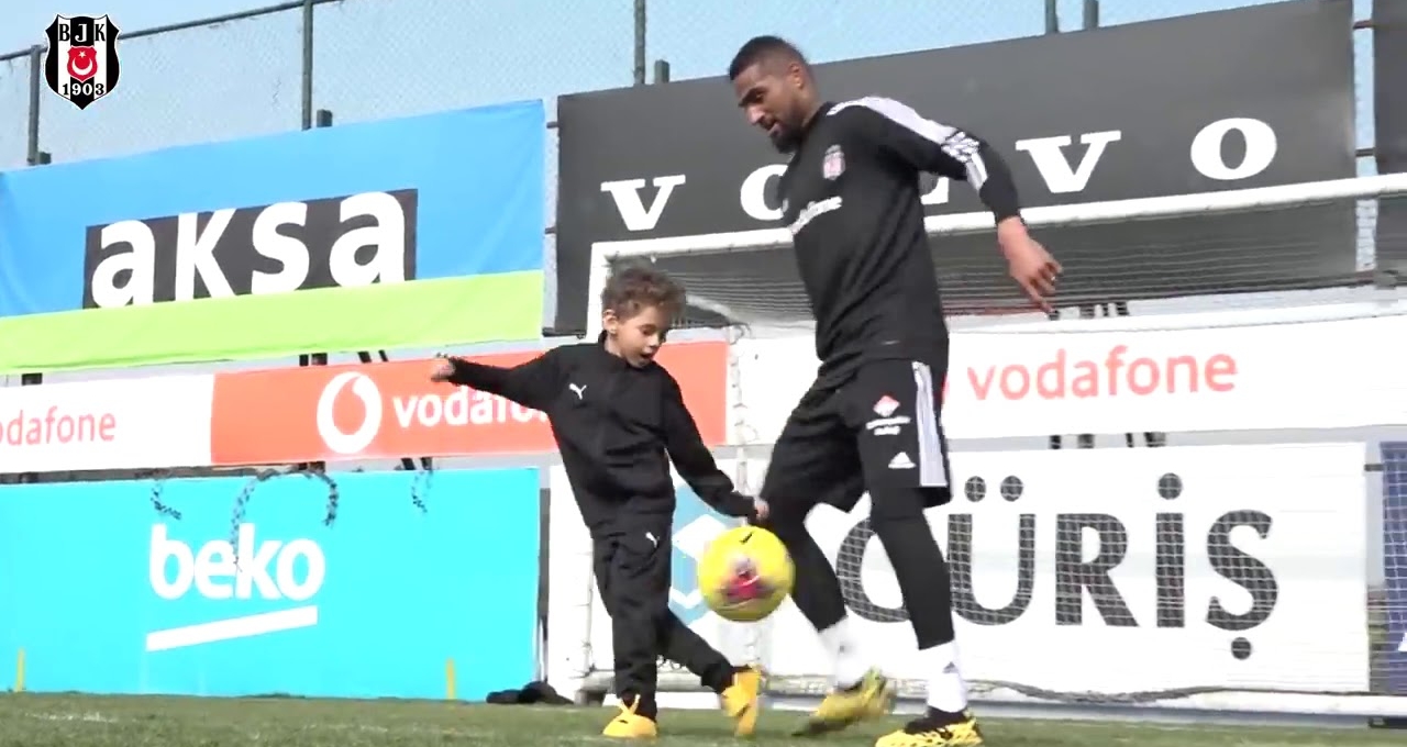 VIDEO: Kevin-Prince Boateng luyện tập cùng con trai ở đội bóng mới