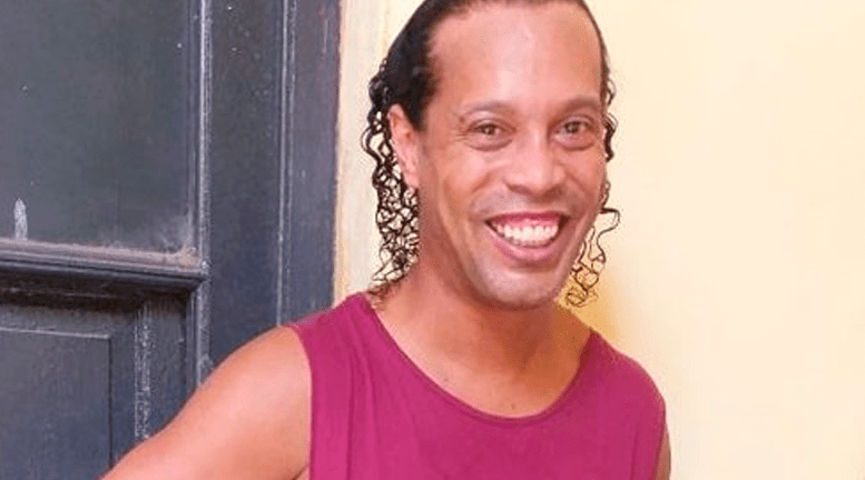 Ronaldinho đá bóng trong tù với điều luật siêu dị