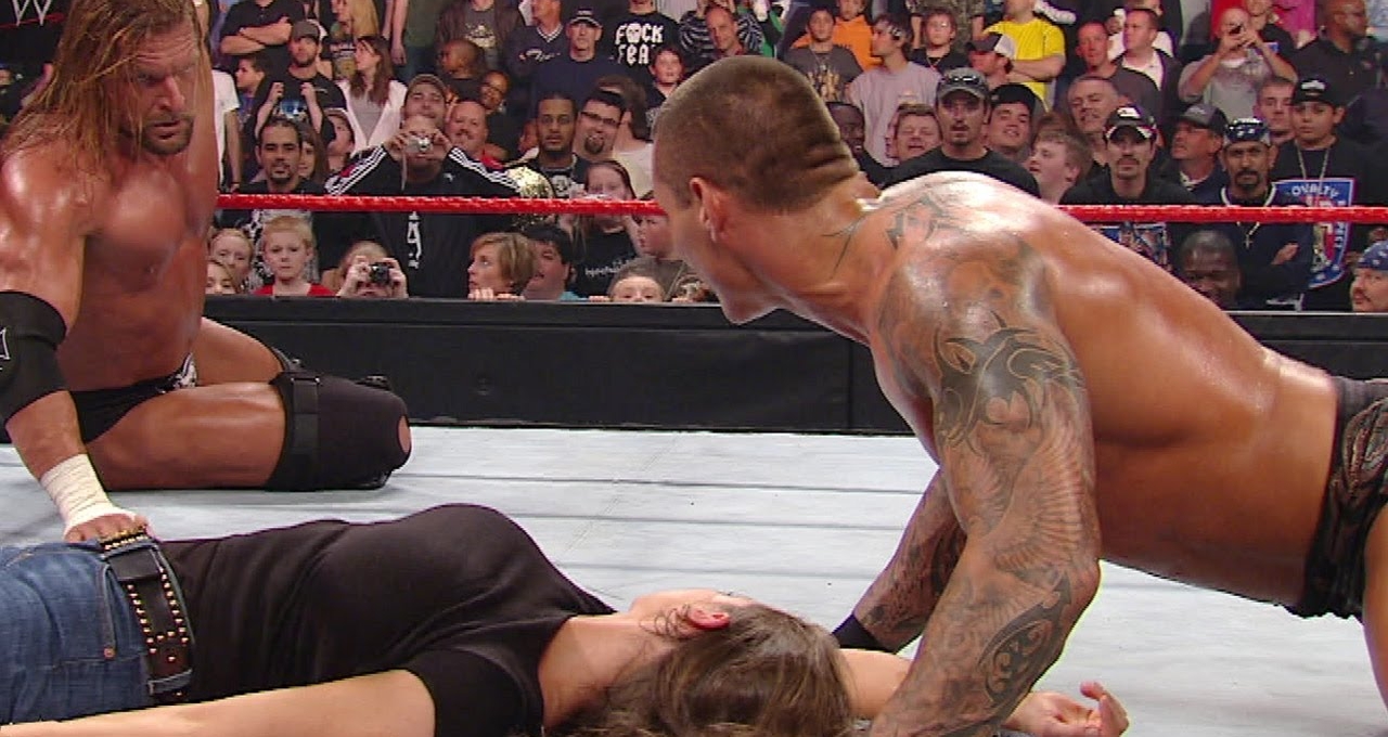 Siêu đô vật WWE hôn vợ đối thủ ngay trên sàn đấu