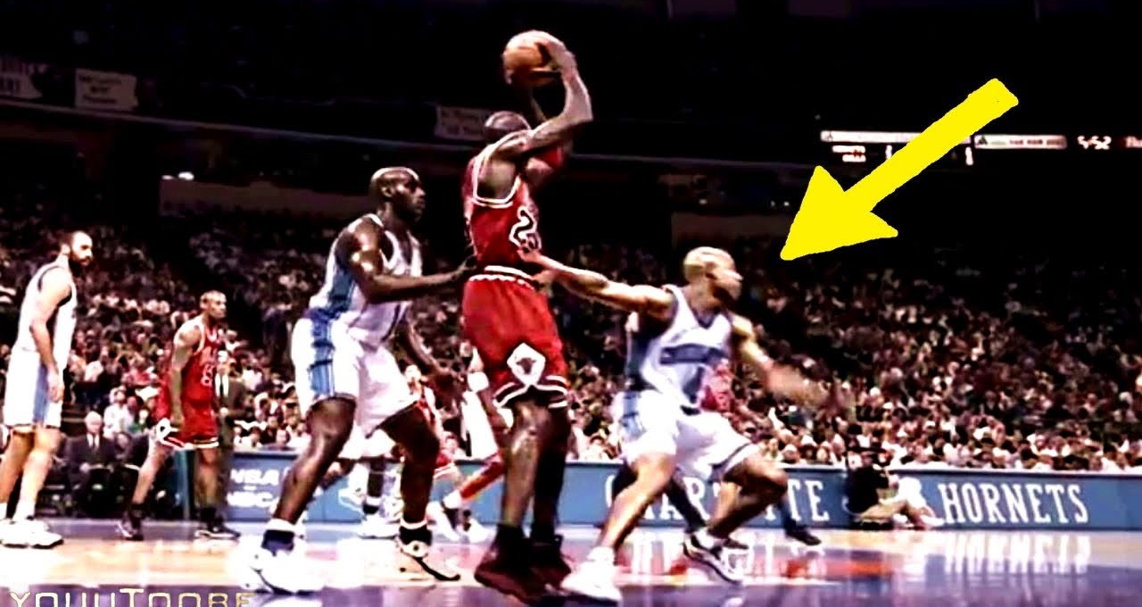 VIDEO: BLV bật cười với cú ném giả ảo diệu của Michael Jordan