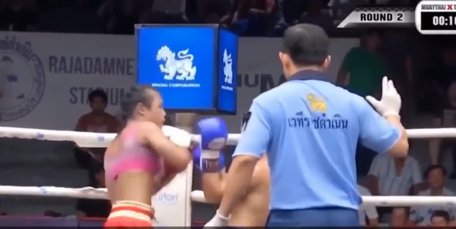 VIDEO: Nữ võ sĩ Muay Thái đối đầu với nam và cái kết bất ngờ