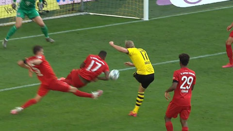 Dortmund bị cướp trắng một quả penalty trong trận thua Bayern