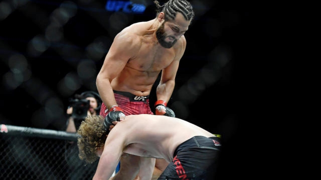 VIDEO: Cú 'gối bay' knock-out nhanh nhất lịch sử UFC