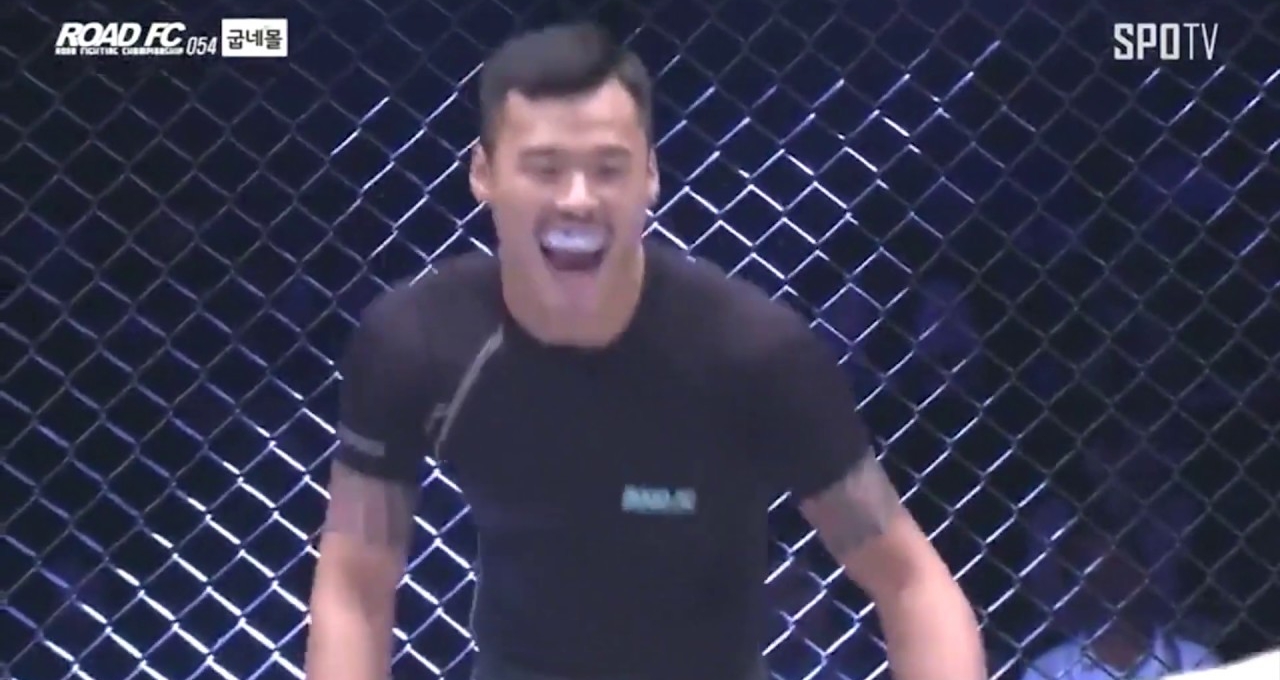 VIDEO: Cười nhạo đối thủ, võ sĩ Hàn Quốc bị đánh gục sau 3 giây