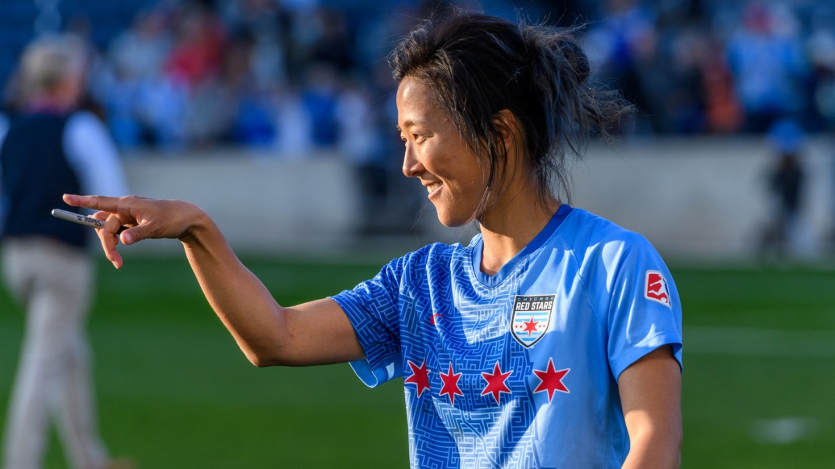 Nữ tuyển thủ quốc gia Nhật Bản thi đấu cho đội bóng nam