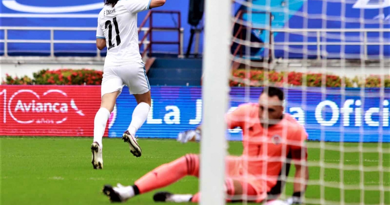 Cavani và Suarez tỏa sáng giúp Uruguay đè bẹp Colombia