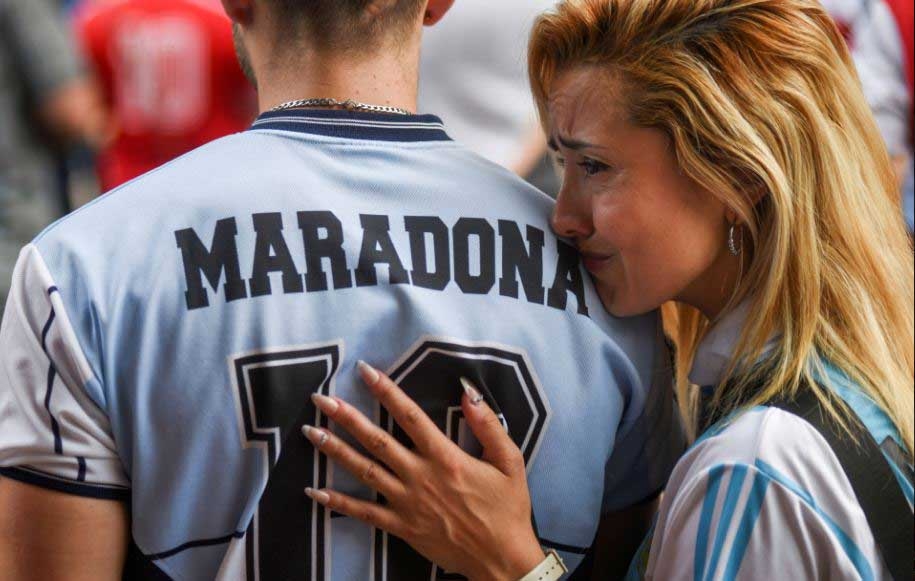 Người Argentina đổ lệ trong đám tang Diego Maradona