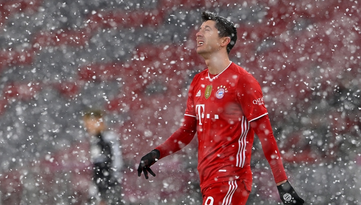 Bayern bị đội tí hon cầm hòa giữa tuyết trắng