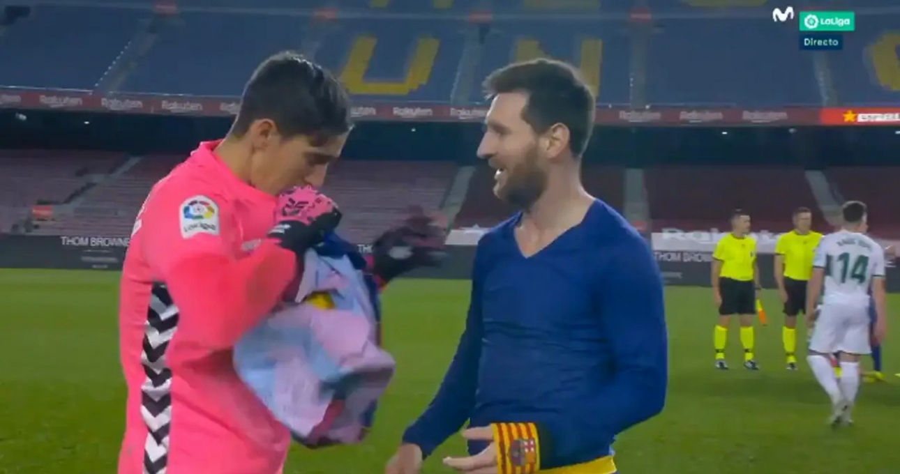 Thủ môn Elche bị sốc khi được Messi đề nghị đổi áo