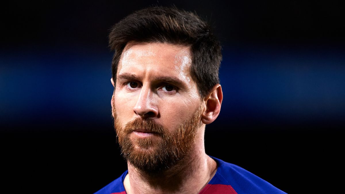 Messi xô xát, dằn mặt 'kẻ thách thức' trên sân tập