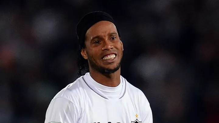Ronaldinho thua trận đầu tiên trong tù