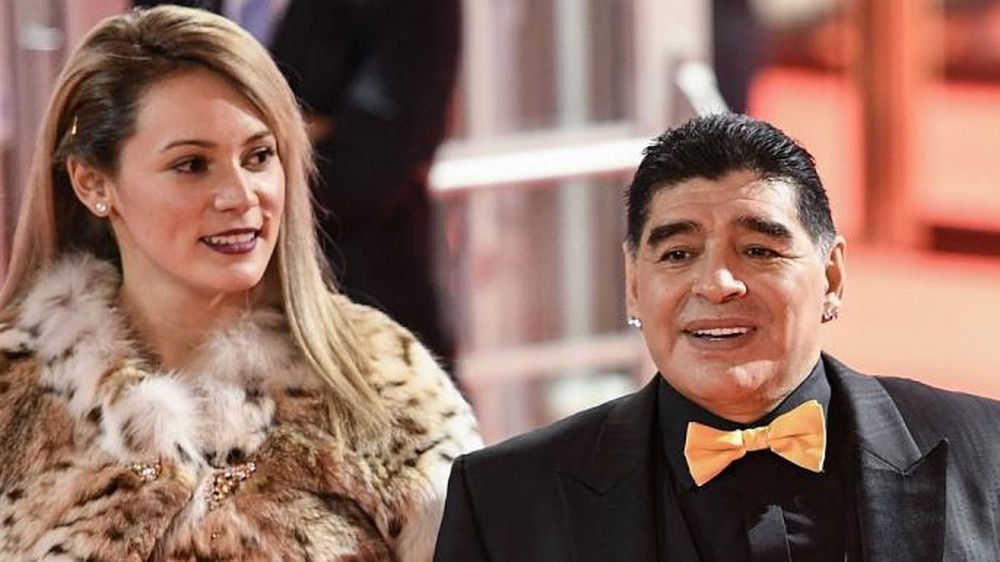Huyền thoại Maradona khốn khổ vì tình cũ kém 30 tuổi