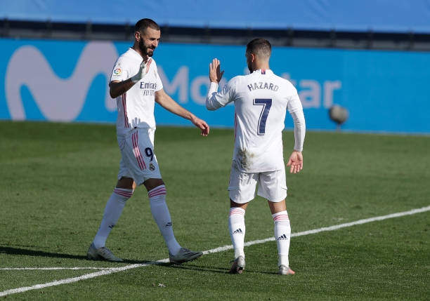 Song sát Benzema - Hazard đưa Real lên ngôi đầu La Liga