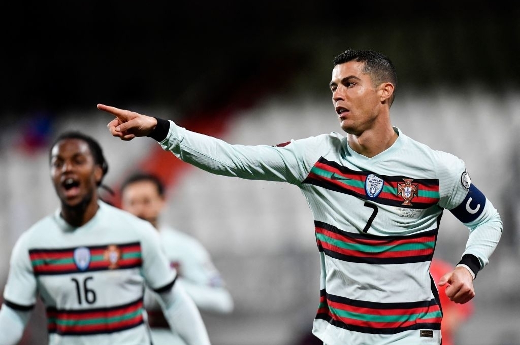 Ronaldo tỏa sáng đưa Bồ Đào Nha lên đầu bảng A