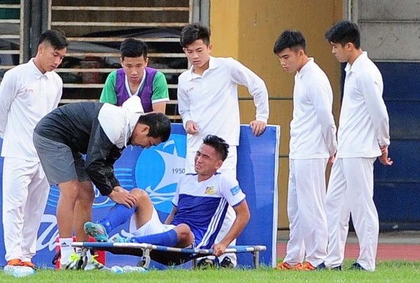 Người hùng U19 Việt Nam dính chấn thương tại Cup Quốc gia