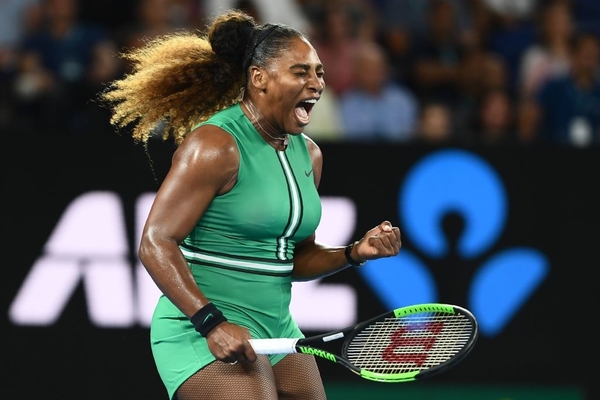 Serena Williams dễ dàng đánh bại “hoa khôi tennis” Bouchard
