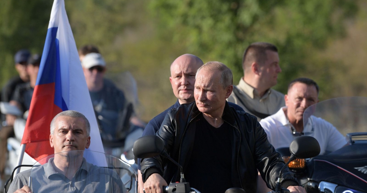 Tổng thống Putin lái phân khối lớn bên cạnh 'đàn Sói đêm'