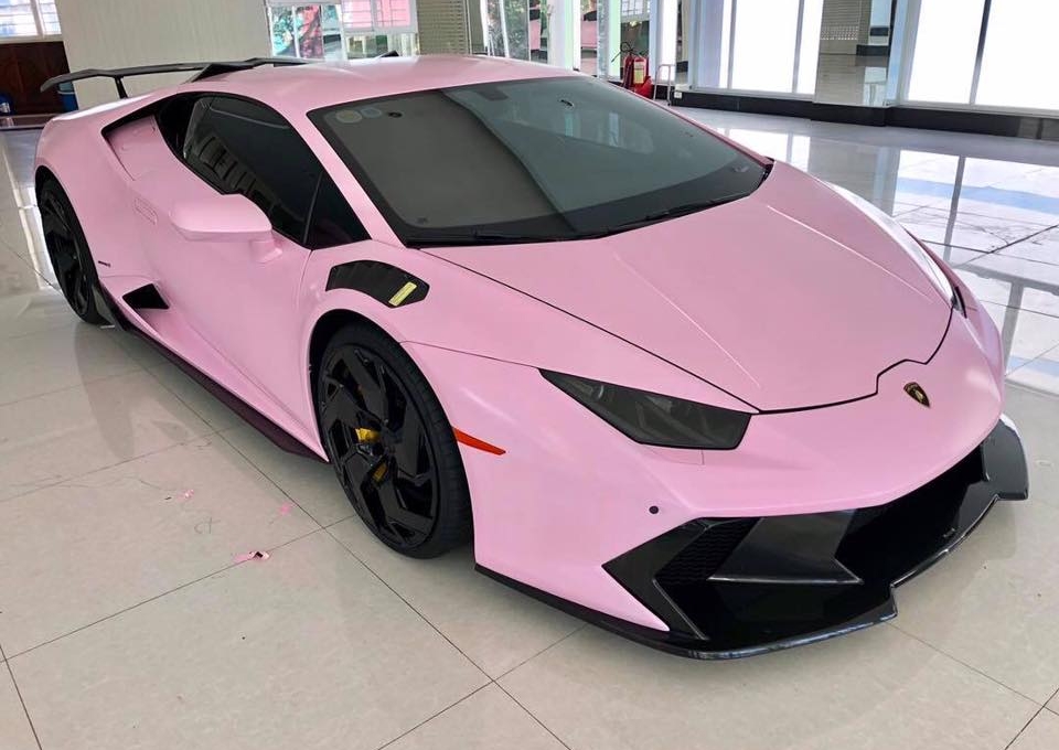 Đại gia Bạc Liêu độ Lamborghini Huracan màu hồng độc đáo