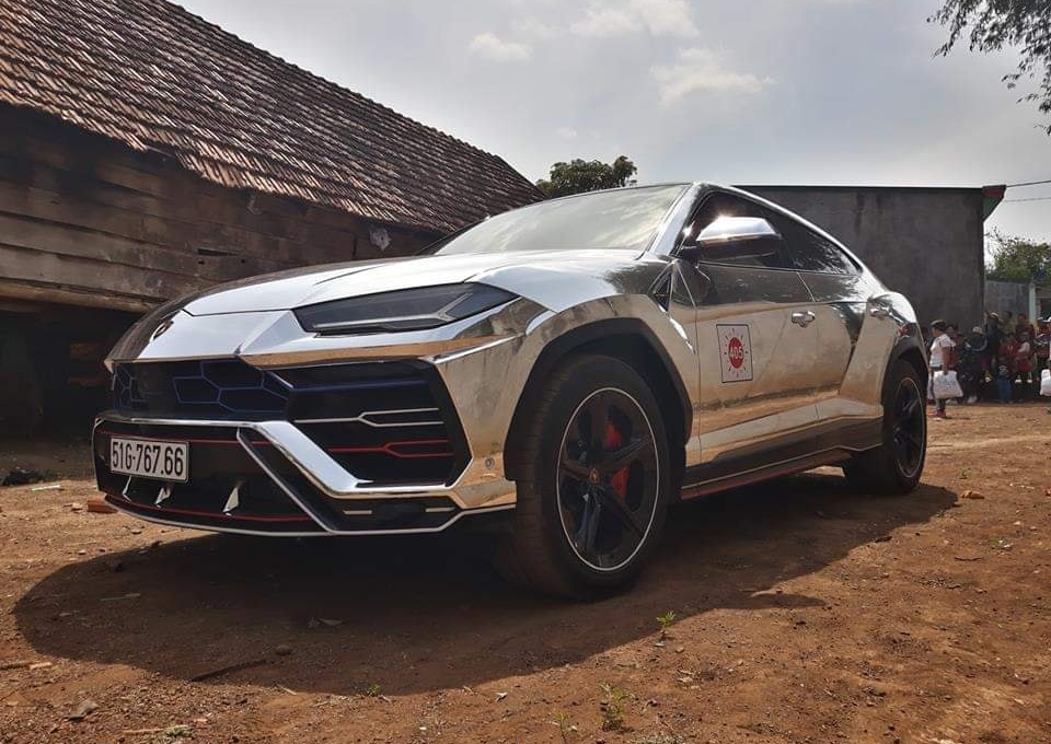 Minh 'nhựa' cưỡi Lamborghini Urus cực chất đi trao quà Tết