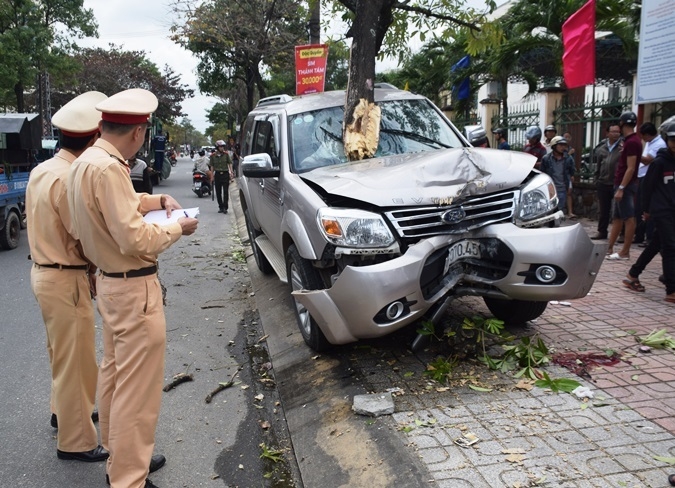 Ô tô “điên” tông gãy cây trên vỉa hè, 2 mẹ con thương vong