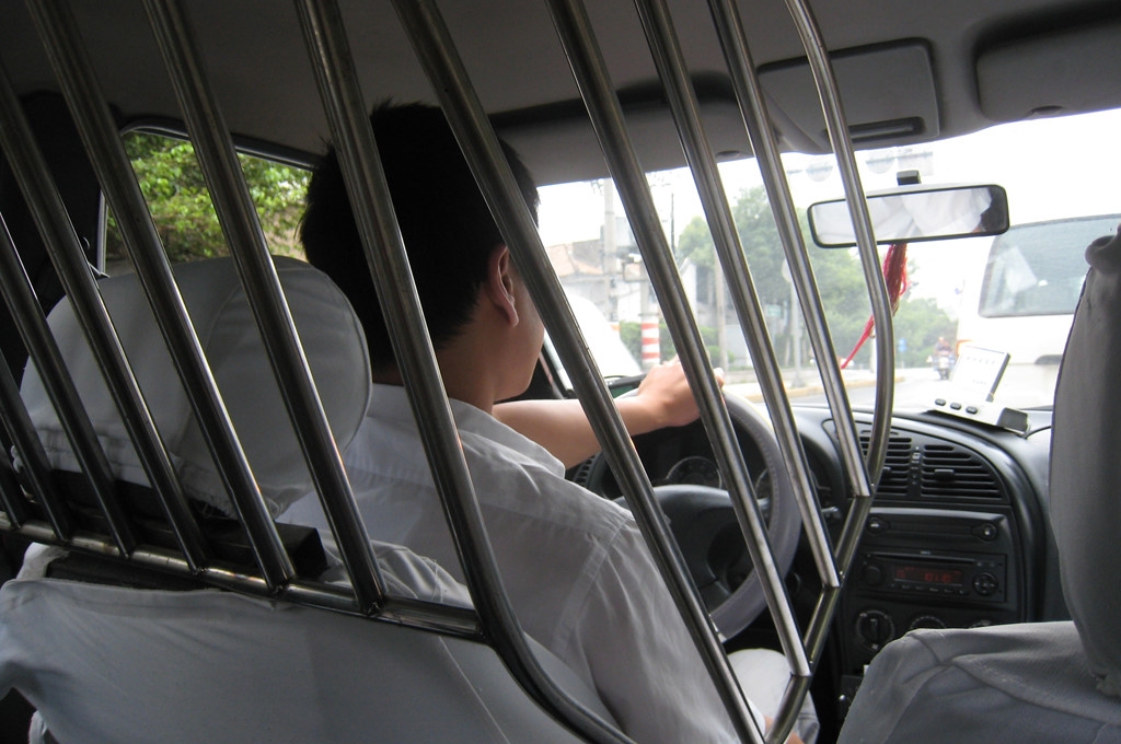 Các tài xế taxi trên thế giới chống cướp bằng cách nào?