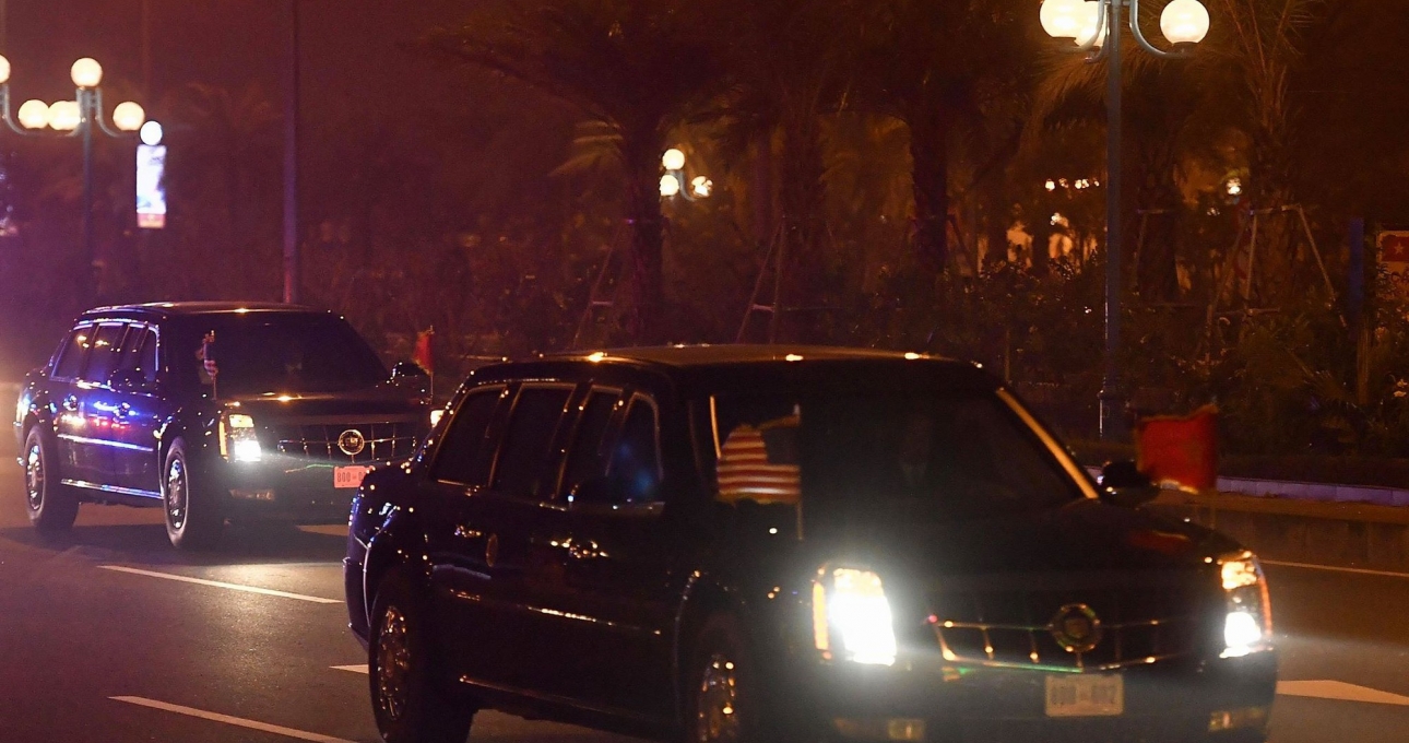 Đoàn xe “Quái thú” đón Tổng thống Trump về khách sạn trong đêm
