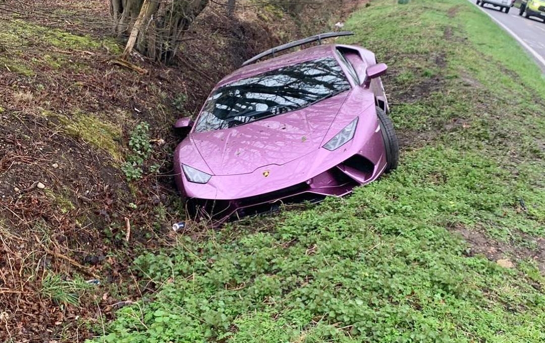 Lamborghini Huracan bị triệu phú bỏ mặc bên đường sau sự cố