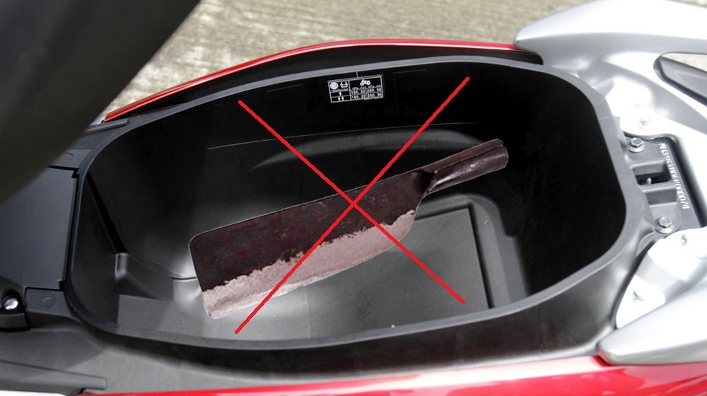 Để dao trong cốp xe máy có bị phạt không?