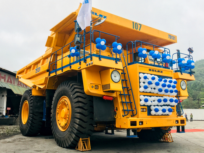 Tận mắt độ “khủng” của Belaz 75131: Siêu xe tải lớn nhất VN