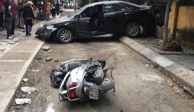 Nữ tài xế lái Camry lùi xe cán chết người ở Hà Nội
