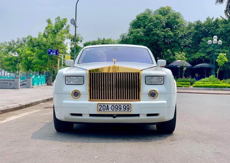 Cận cảnh chiếc Rolls-Royce mạ vàng biển 'tứ quý' 9 giá 13,5 tỷ đồng