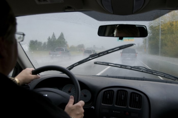 Cách xử lý kính lái ô tô bị mờ mùa mưa bão