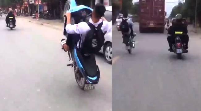 VIDEO: Nam sinh bốc đầu xe trêu ngươi CSCĐ Hà Nội