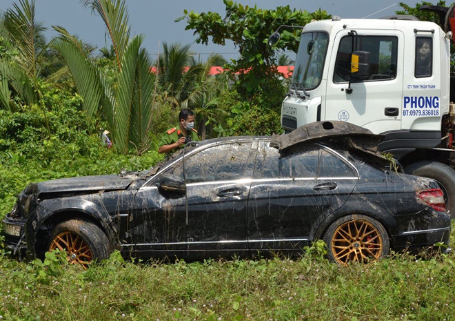 Hé lộ nguyên nhân vụ xe Mercedes rơi xuống kênh khiến 3 người tử vong