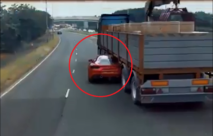 VIDEO: Ferrari chui qua gầm container khi chạy đua với cảnh sát