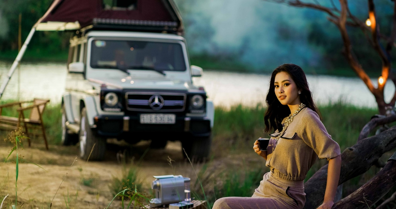 Xe & người đẹp: Hoa hậu Tiểu Vy cuốn hút bên Mercedes-Benz G63 AMG độ