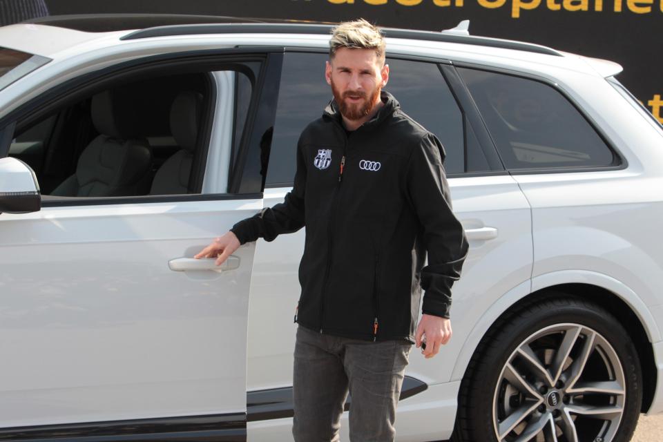 Lionel Messi sở hữu dàn siêu xe “khủng” không thua kém CR7