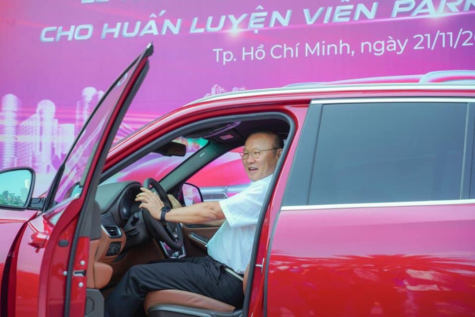 HLV Park Hang-seo được tặng xe VinFast Lux SA 2.0 hơn 1,8 tỷ đồng