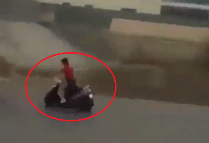 VIDEO: Nam thanh niên drift xe tay ga cực ấn tượng