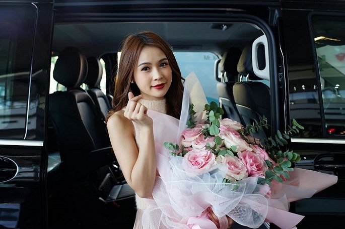 Hot girl Sam mang vali tiền đi mua Mercedes-Benz gần 2,6 tỷ đồng