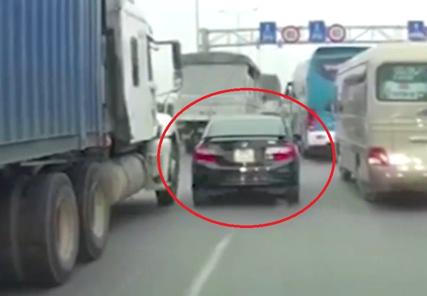 VIDEO: Xe con suýt biến dạng vì đi vào điểm mù xe container