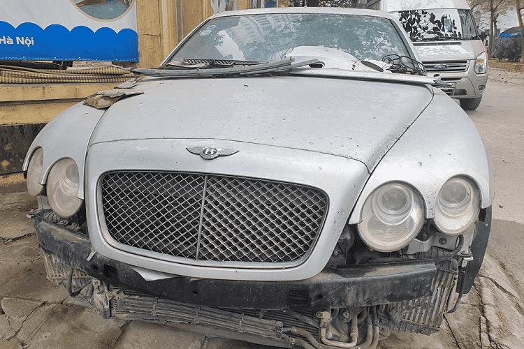 Xe sang Bentley Continental bị lãng quên đến vỡ nát tại Hà Nội