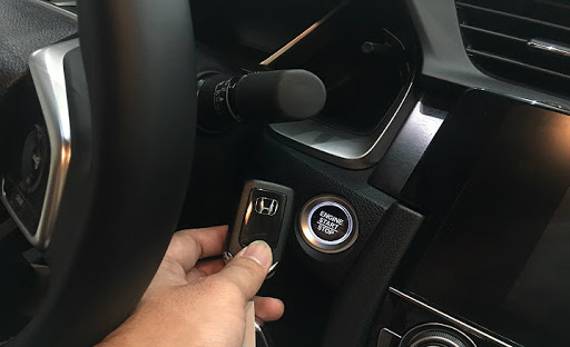 Cách khởi động ô tô khi chìa khóa thông minh hết pin