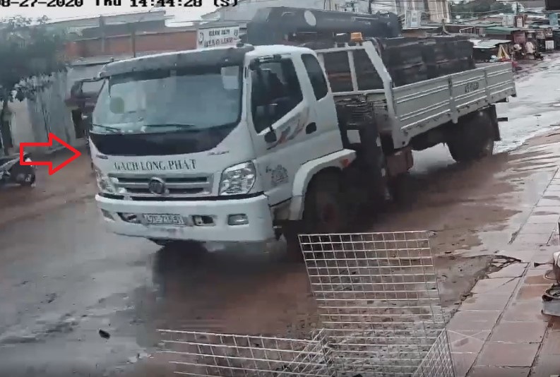 VIDEO: Xe tải mất kiểm soát trôi ngược khiến người dân hoảng hốt