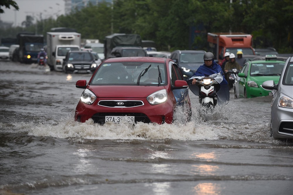 5 sai lầm tai hại của tài xế khi lái xe mùa mưa