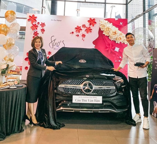 Đoàn Văn Hậu tậu Mercedes-Benz GLC 300 giá 2,4 tỷ đồng