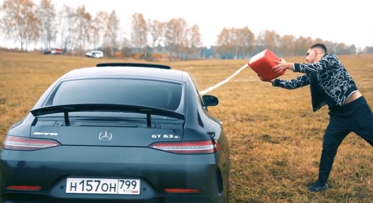 VIDEO: Thanh niên tưới xăng đốt Mercedes-AMG GT 63 S gây phẫn nộ CĐM
