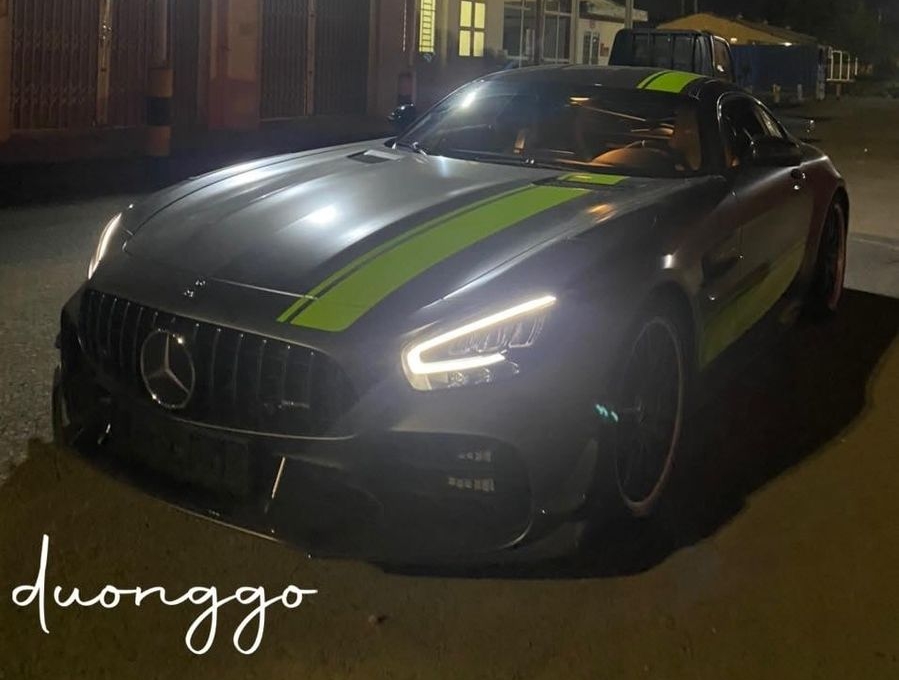 Tận mắt siêu phẩm Mercedes-AMG GT R Pro đầu tiên về Việt Nam