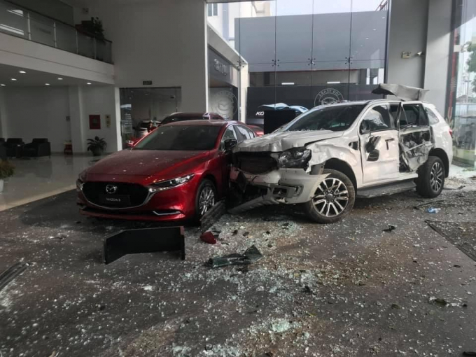 'Ô tô điên' lao vào showroom tại Phú Thọ, thiệt hại nặng